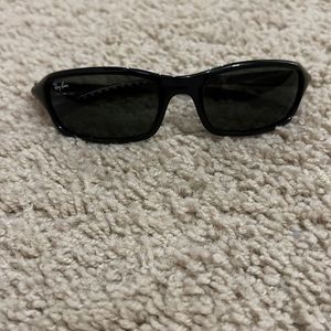 Black women or mens ray bans